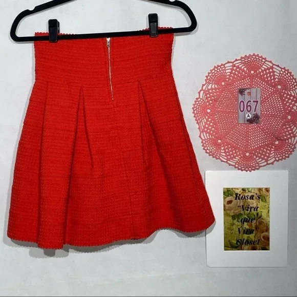 H & M NWT Red Textured Bandage Elastic Waist Flared Skirt w/back Zipper - Picture 4 of 12